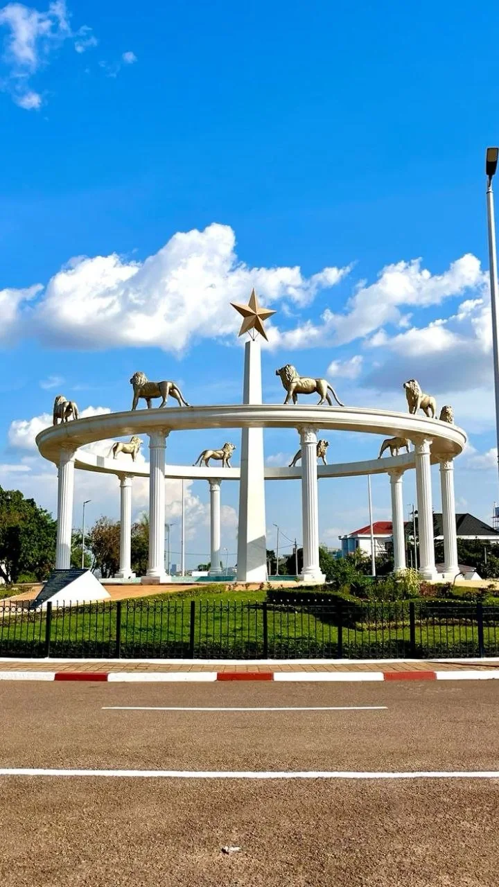 Monument entouré de lions sous le ciel bleu